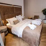 The Crown Boutique & Тирана