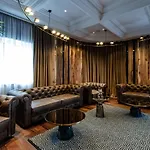 The Crown Boutique & Отель