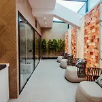 The Crown Boutique & 4* Тирана