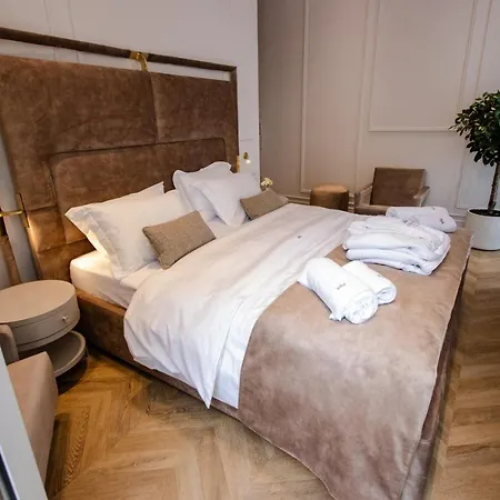 The Crown Boutique & ティラナ