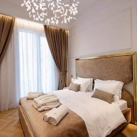 The Crown Boutique & 4* ティラナ