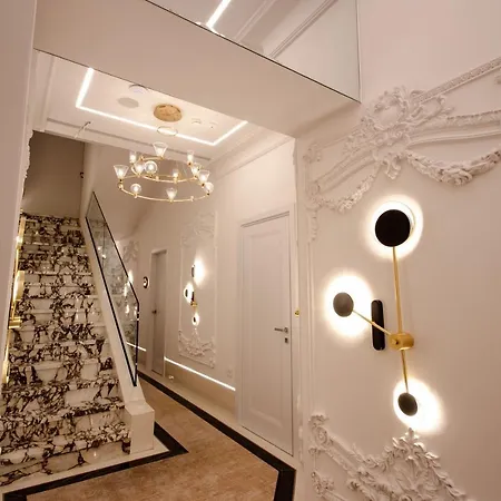 The Crown Boutique & ティラナ