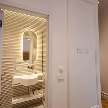 ホテル The Crown Boutique & 4*