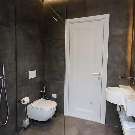 The Crown Boutique & 4* ティラナ