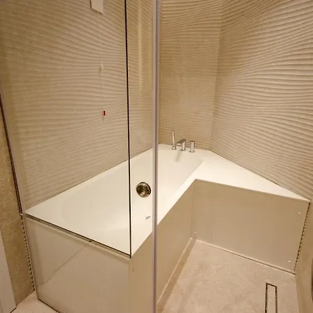 The Crown Boutique & ティラナ