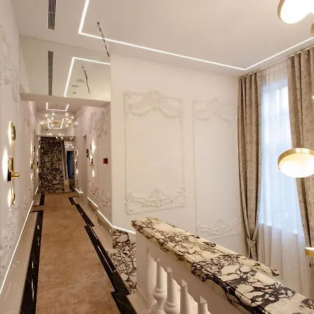 The Crown Boutique & 4* ティラナ