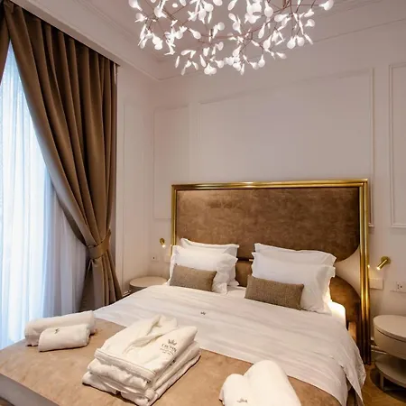 The Crown Boutique & 4* ティラナ