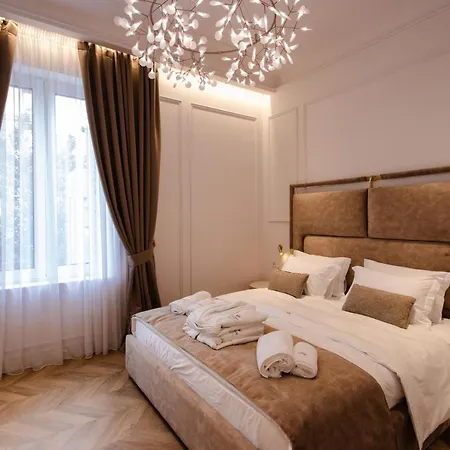 The Crown Boutique & 4*