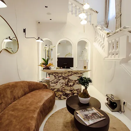 The Crown Boutique & ティラナ