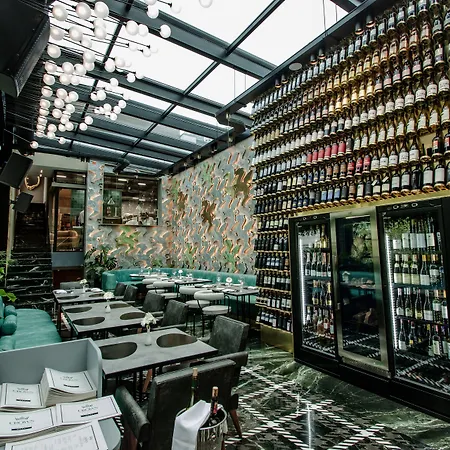 The Crown Boutique & 4* ティラナ