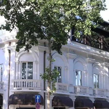 The Crown Boutique & ティラナ