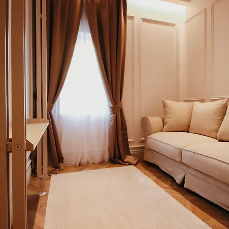 The Crown Boutique & ホテル