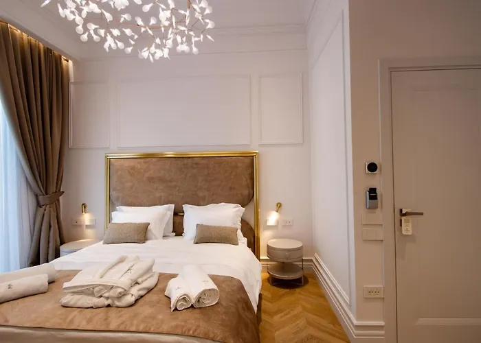 Hotel The Crown Boutique &