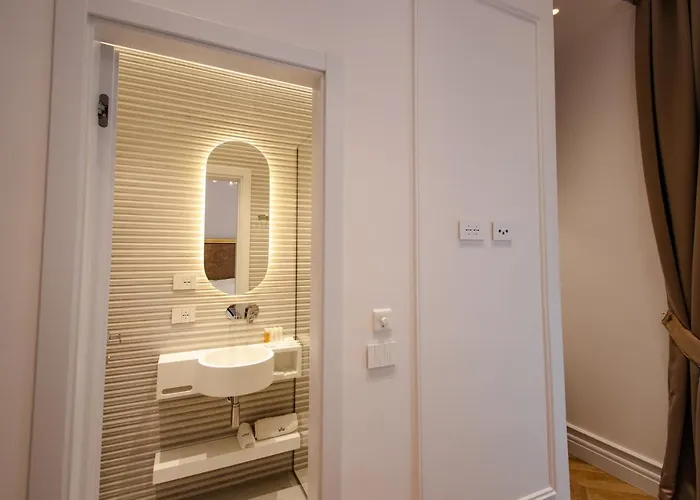 Hotel The Crown Boutique & 4*