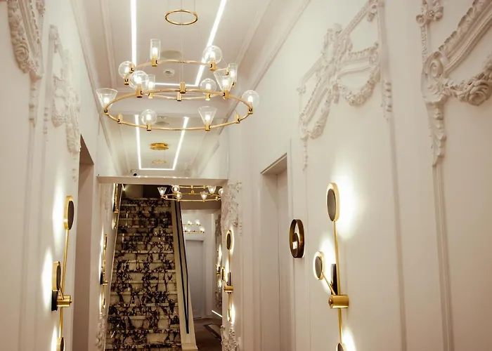 The Crown Boutique & Ξενοδοχείο Τίρανα