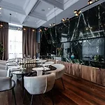 The Crown Boutique & 4*