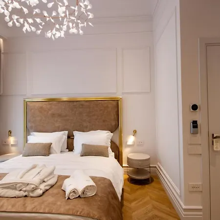 ホテル The Crown Boutique &