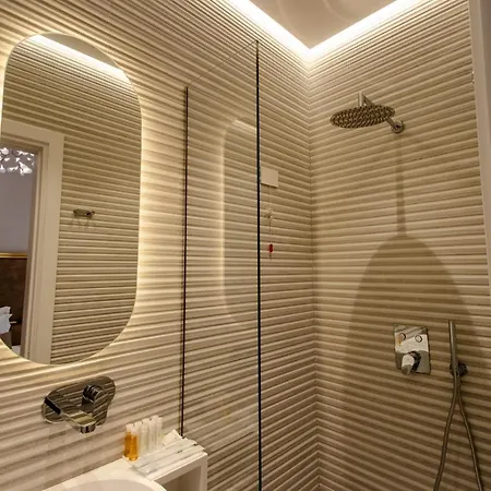 The Crown Boutique & מלון 4*