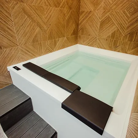 Hotel The Crown Boutique & Spa Tirana