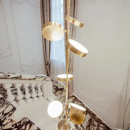 The Crown Boutique & ティラナ