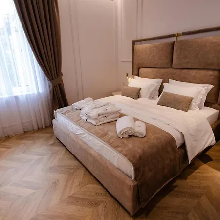 The Crown Boutique & 4*