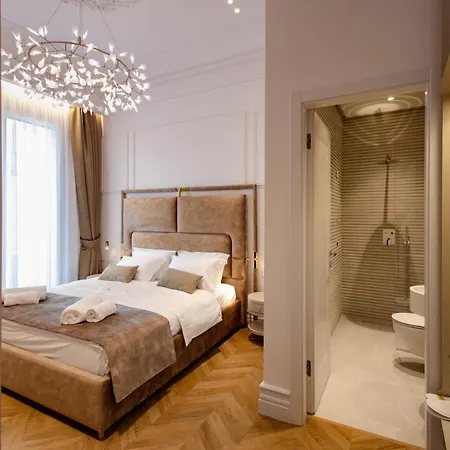 Hotel The Crown Boutique & Tirana