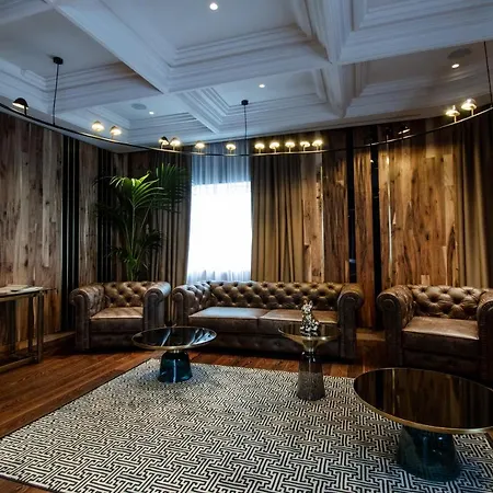 ホテル The Crown Boutique &