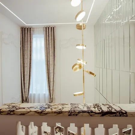 The Crown Boutique & ティラナ