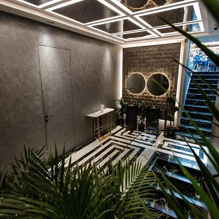 The Crown Boutique & מלון טיראנה
