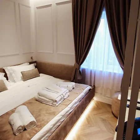 The Crown Boutique & 4*