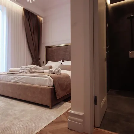 The Crown Boutique & ティラナ