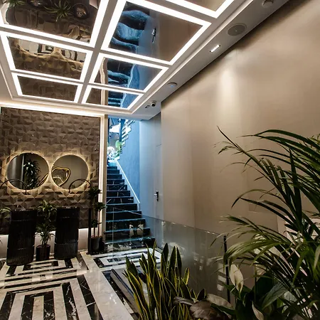 The Crown Boutique & 4*