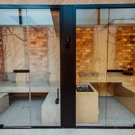 Hotel The Crown Boutique & 4*