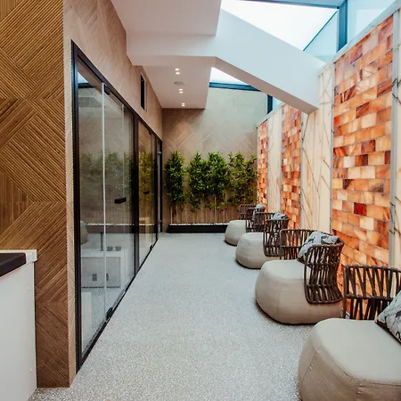 The Crown Boutique & 4* ティラナ