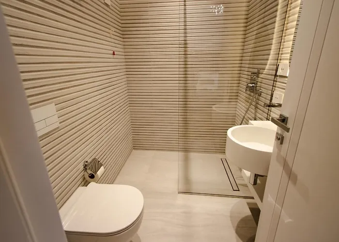 Hotel The Crown Boutique & 4*