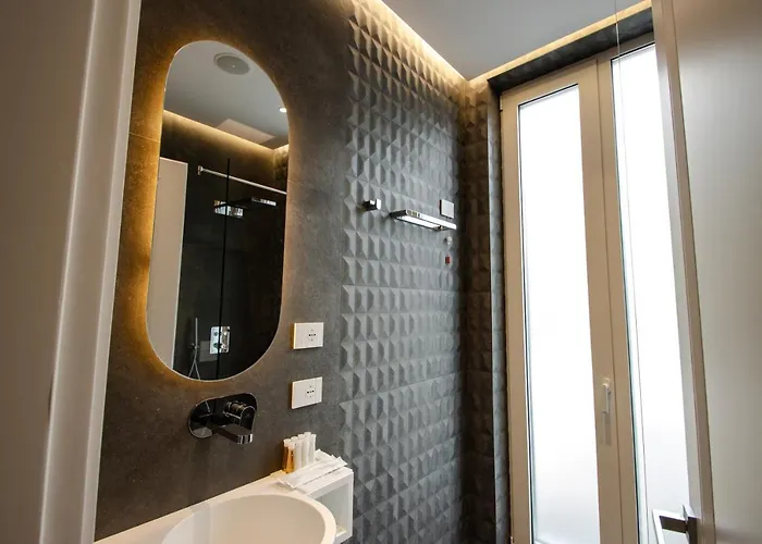 The Crown Boutique & 4* Tirana