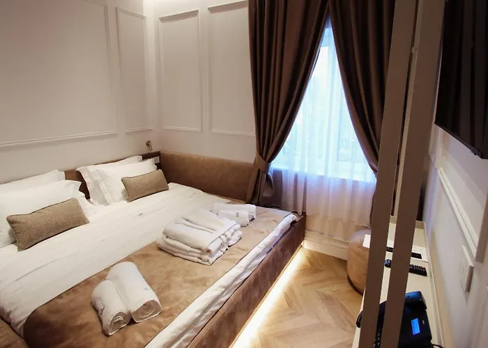 The Crown Boutique & 4*