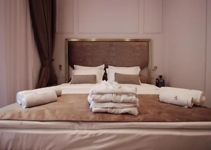 The Crown Boutique & 4*