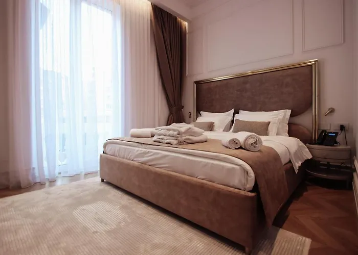 Hotel The Crown Boutique & 4*