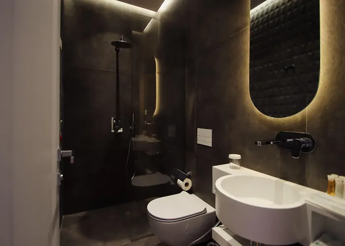 Hotel The Crown Boutique & Tirana