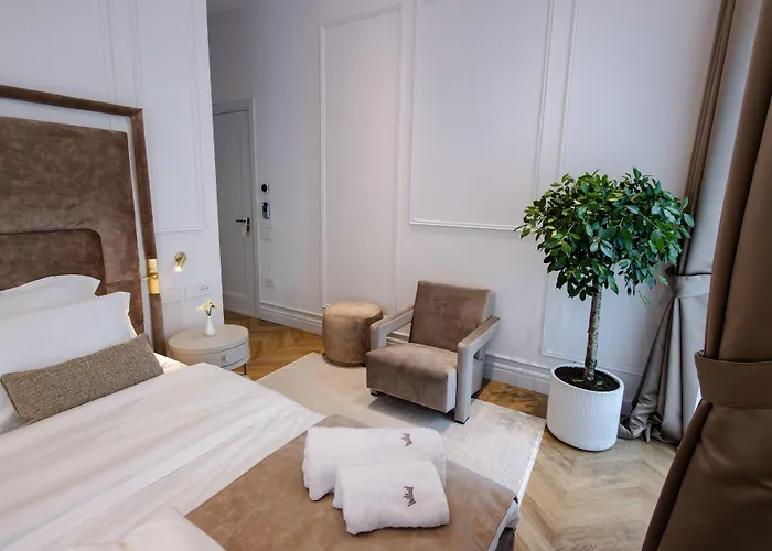 The Crown Boutique & 4*